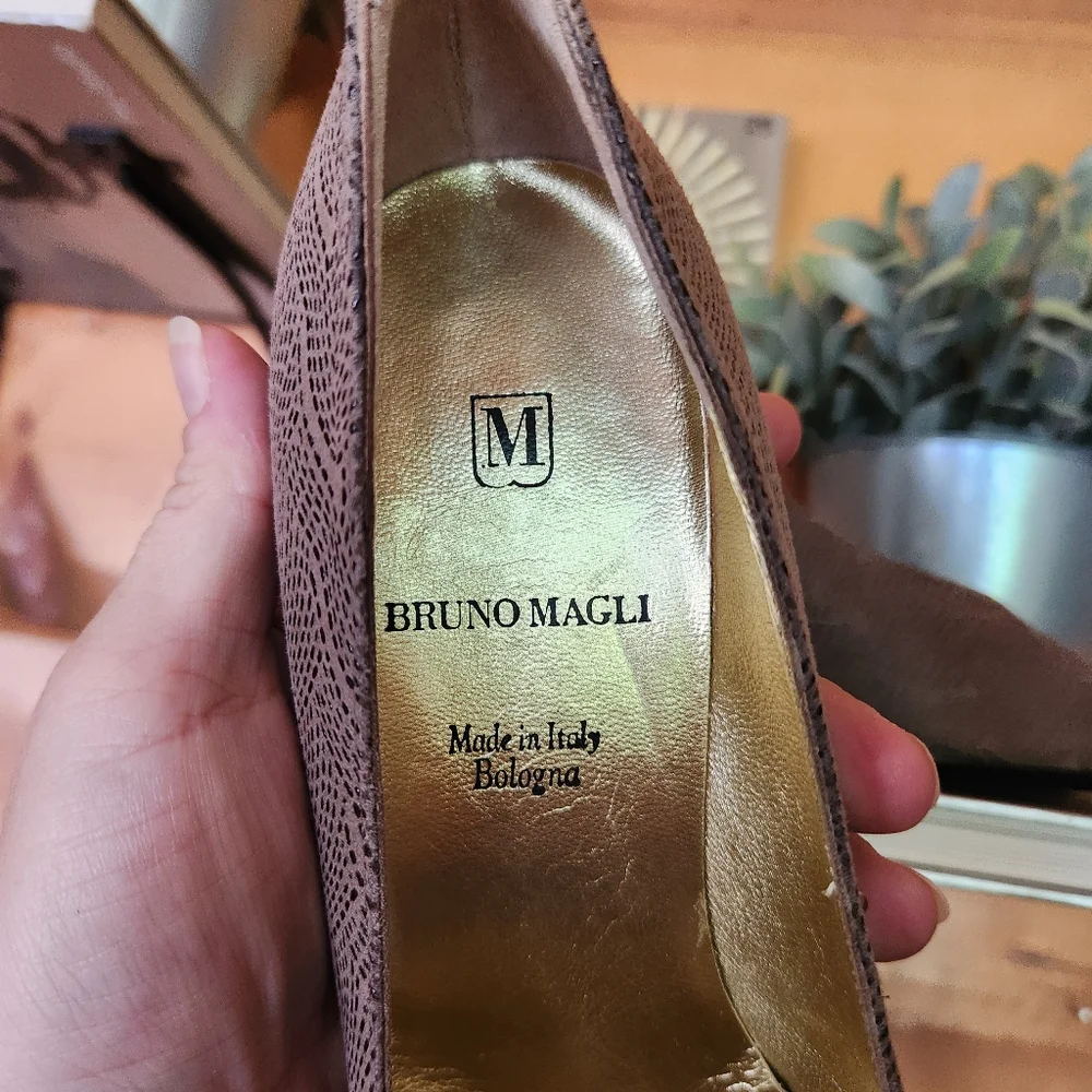 BRUNO MAGLI Vintage Italy Taupe Circle Emboss Leather Pump Designer Heels 7.5 AA